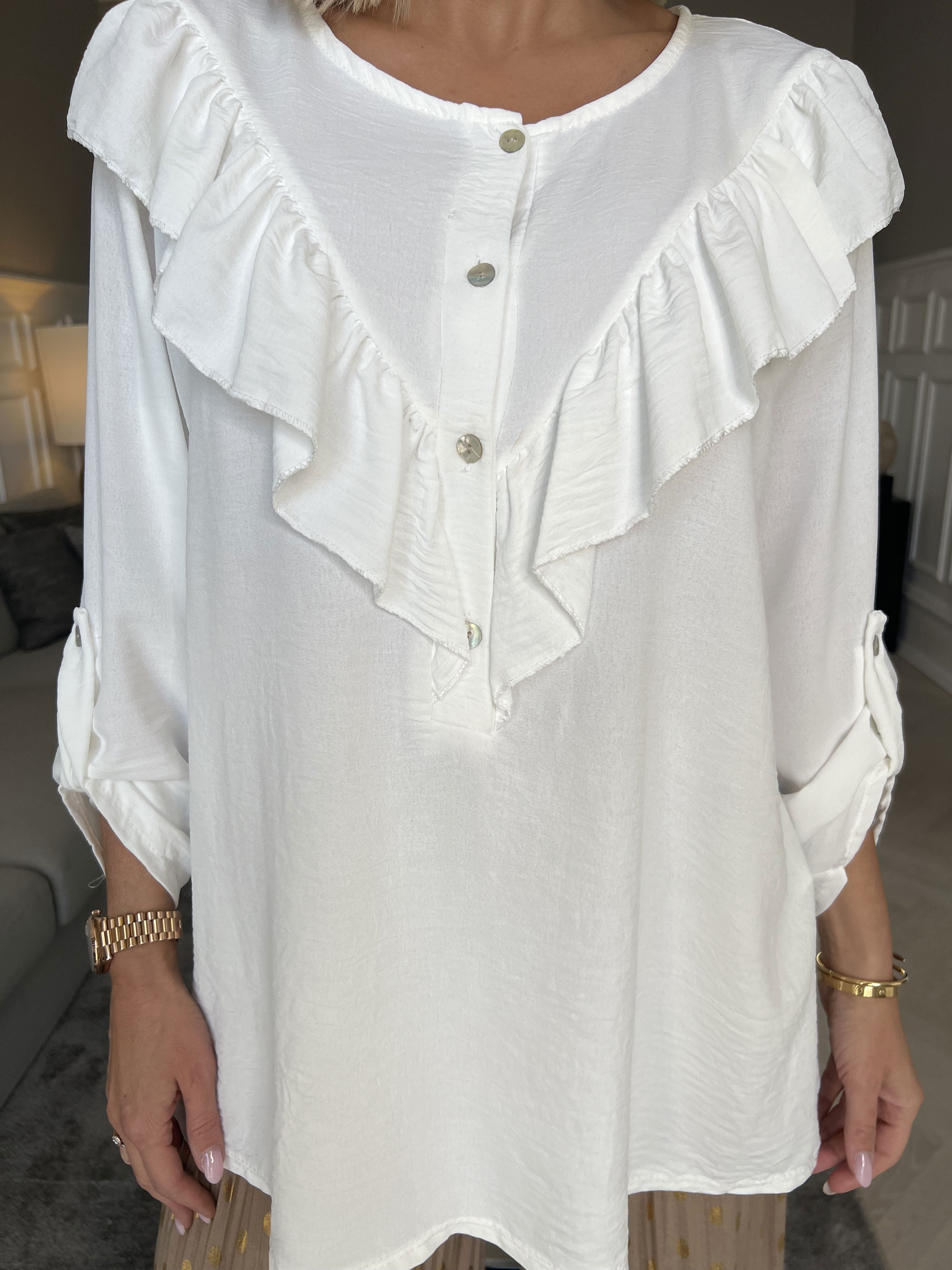 Nicola - Sød bluse med flæser og knapper